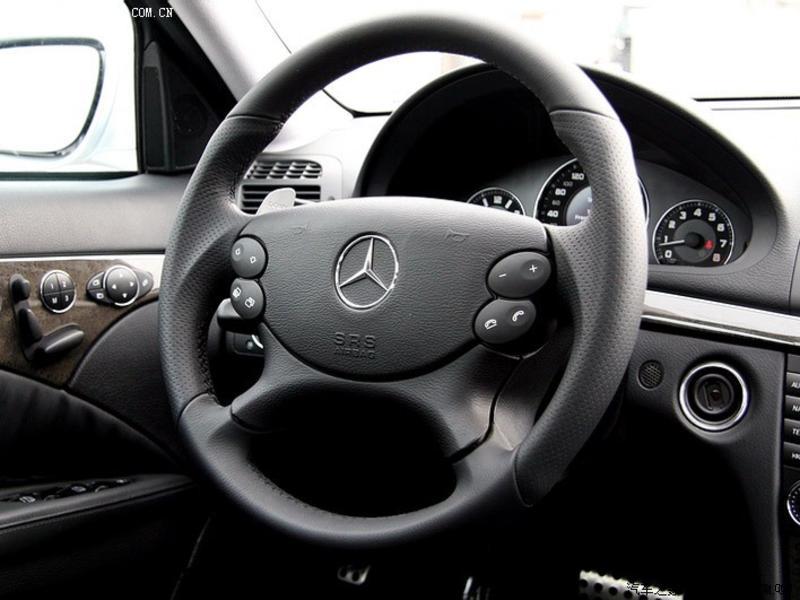 奔驰e级 奔驰e级 奔驰e级 e63 amg 中控方向盘 汽车天下 高清图片