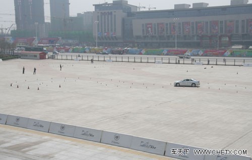 车友亲自登场,驾驭凯迪拉克车型在场内疾驰高清图片