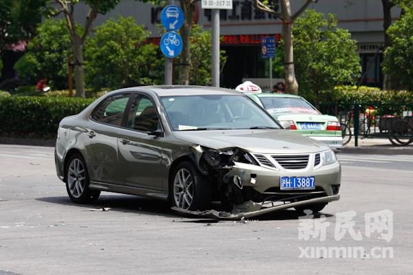 萨博 助动车 相撞 身亡高清图片
